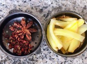 姜切片准备花椒和八角装入调味盒中