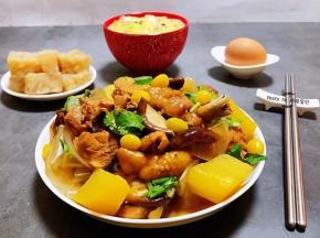 鲜美可口的白果炖鸡装入盘中搭配鸡蛋、玉米时蔬粥、猪皮冻就是完美的营养早餐