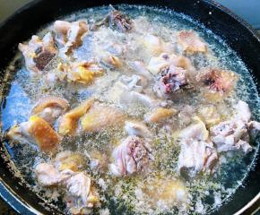 锅中烧开水放入鸡块焯水去除杂质和油脂