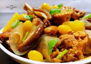 白果炖鸡混搭土豆、香菇、宽粉看着就非常有食欲