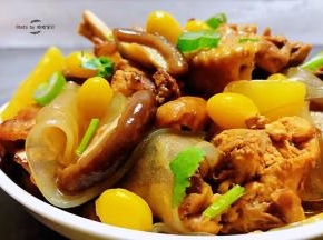 白果炖鸡混搭土豆、香菇、宽粉看着就非常有食欲