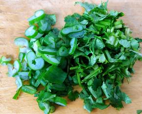 葱花和香菜切好