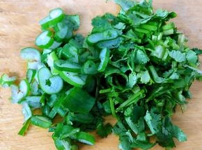 葱花和香菜切好
