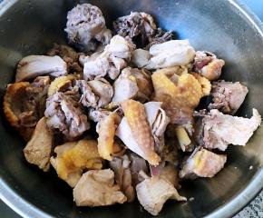 焯好水鸡块立即放入冷水中过凉沥干水份