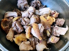 焯好水鸡块立即放入冷水中过凉沥干水份