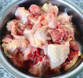 新鲜的鸡剁成块状在清水中浸泡半小时清洗干净沥干水份