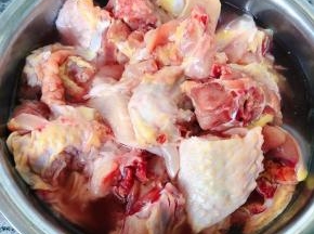 新鲜的鸡剁成块状在清水中浸泡半小时清洗干净沥干水份