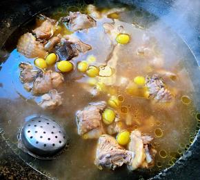 鸡块炖至五成熟放入白果一起煮