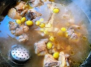 鸡块炖至五成熟放入白果一起煮