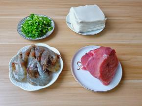 选择新鲜的对虾与猪肉来包。