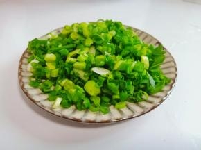 葱切成小段。