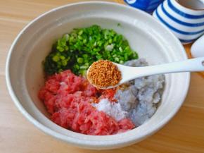 加一点鸡精提高馅料的口感。