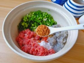 加一点鸡精提高馅料的口感。