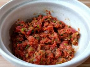 筷子将肉馅顺着一个方向搅拌上筋。