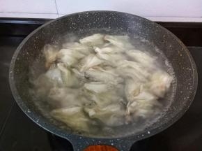 水开下馄饨煮【煮馄饨时,将馄饨入沸水锅,用勺推动水,使馄饨不断旋转,防止粘锅。】