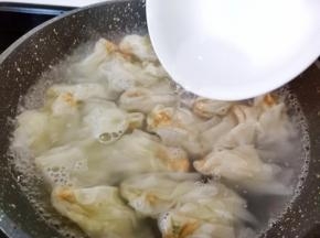 大火煮到馄饨浮起添冷水继续大火煮。