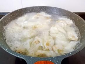 煮制馄饨浮起就关火。
