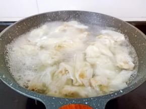 煮制馄饨浮起就关火。