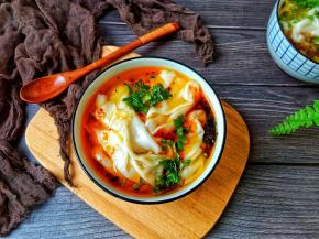 碗里加一点虾皮、紫菜【或者猪油与鸡蛋丝】辣椒酱与香菜末。