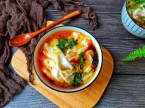 碗里加一点虾皮、紫菜【或者猪油与鸡蛋丝】辣椒酱与香菜末。