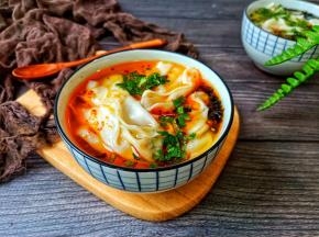 一碗热腾腾、香气扑鼻的馄饨终于上桌了，鲜虾既嫩又有嚼劲。