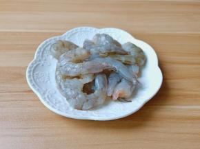 对虾去除虾头与虾壳挑去虾线。