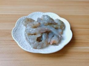对虾去除虾头与虾壳挑去虾线。
