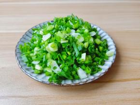小香葱切成葱花。