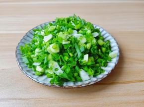 小香葱切成葱花。