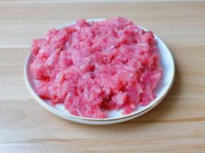 猪肉剁成泥状。