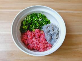 三种食材放入碗里。