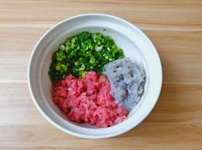 三种食材放入碗里。