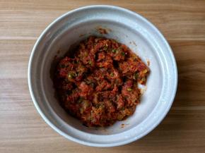 筷子顺着一个方向搅拌均匀【不然肉馅没有粘性】