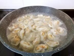 水开下馄饨大火煮。