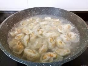 水开下馄饨大火煮。