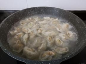 煮制馄饨浮起再添一次水，再次浮起就可以捞出。