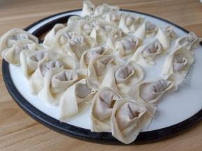 拿一张馄饨皮包好。