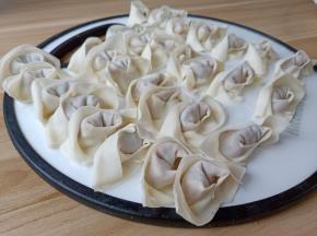 拿一张馄饨皮包好。