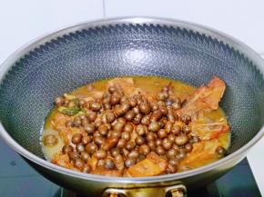 排骨炖好后，加入洗干净的山药豆，再炖15分钟。