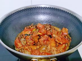 大火收汁，不必收干，有一点汤汁更好吃。