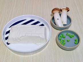 准备食材，内酯豆腐倒扣在盘子里。