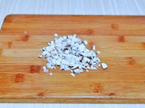 杏鲍菇洗干净，切丁。