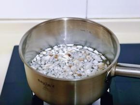 焯水: 冷水下锅，加入少许盐，大火烧开，煮2分钟，再用细筛捞出，淋干水分。