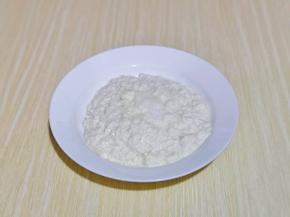 戴上食品手套，再用手抓碾放入盘中，按个人口味加入盐，滴几滴芝麻油，用小勺拌均匀，放旁边备用。