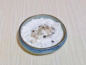 一层豆腐碎，一层杏鲍菇碎，装入碗中。