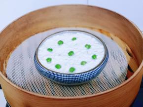 放入蒸锅中，碗需要盖上盖子哈，避免蒸汽流进去，隔水蒸10分钟即可。