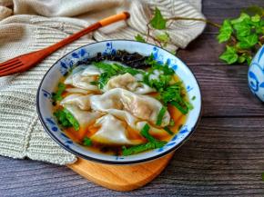 碗里加一点喜欢的配菜【紫菜，虾皮，猪油】再放上馄饨，煮碗热气腾腾的馄饨来安抚自己的胃。