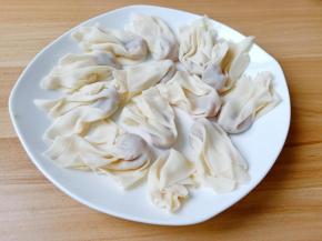 取一张馄饨皮放在手心，筷子夹少许的肉馅放在馄饨皮中间，筷子取出来时，手心将馄饨皮微微捏一下就包好了。