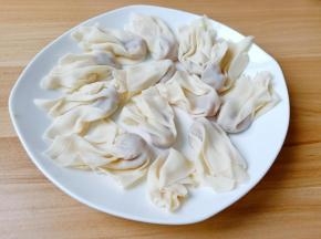 取一张馄饨皮放在手心，筷子夹少许的肉馅放在馄饨皮中间，筷子取出来时，手心将馄饨皮微微捏一下就包好了。