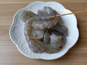 对虾剥壳再剔除虾线。